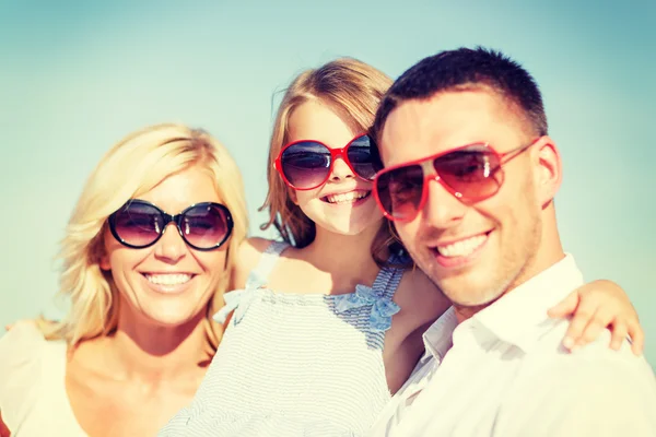 Família feliz com céu azul — Fotografia de Stock