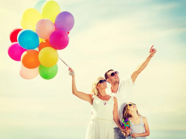 Familia con globos de colores —  Fotos de Stock