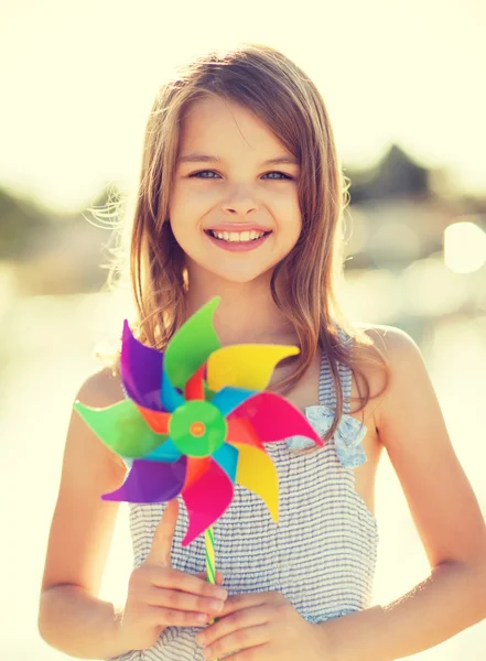 Fille heureuse avec jouet pinwheel coloré — Photo