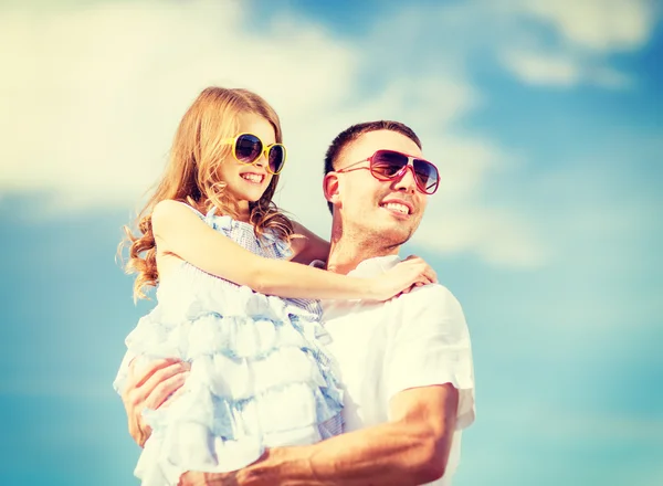 Happy father and child in sunglasses over blue sky — Stock Photo, Image