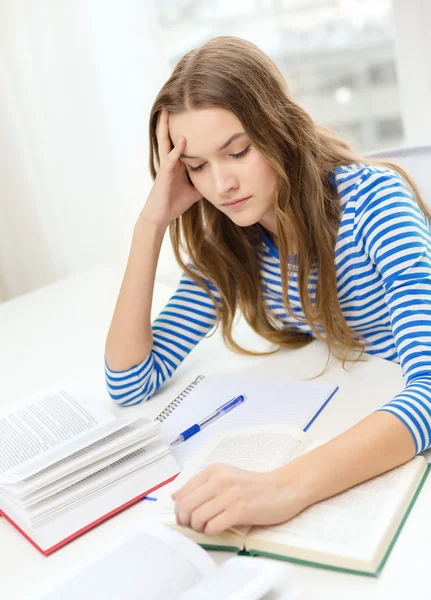 Estudante estressado menina com livros — Fotografia de Stock