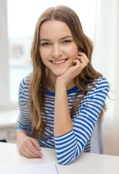 Sorridente ragazza adolescente con notebook a casa — Foto Stock