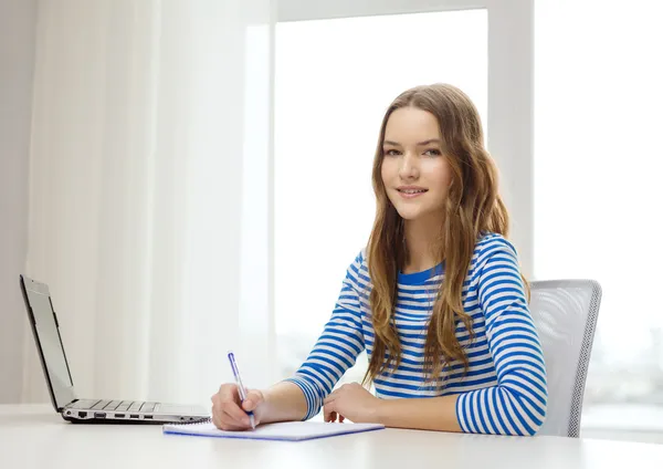 Ler tonårsflicka bärbar dator och bärbara — Stockfoto
