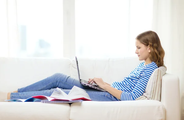 Dizüstü bilgisayar vasıl ev ile meşgul genç kız — Stok fotoğraf