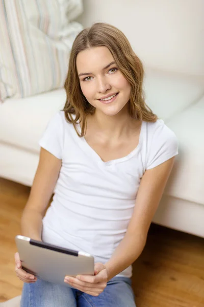 Uśmiechający się nastolatka z komputera typu tablet w domu — Zdjęcie stockowe