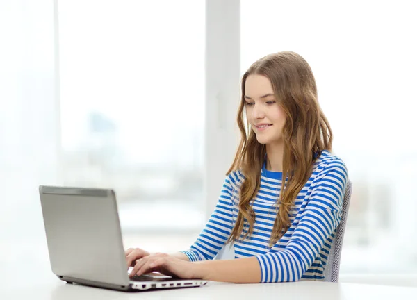 Sorridente adolescente gitl con computer portatile a casa — Foto Stock