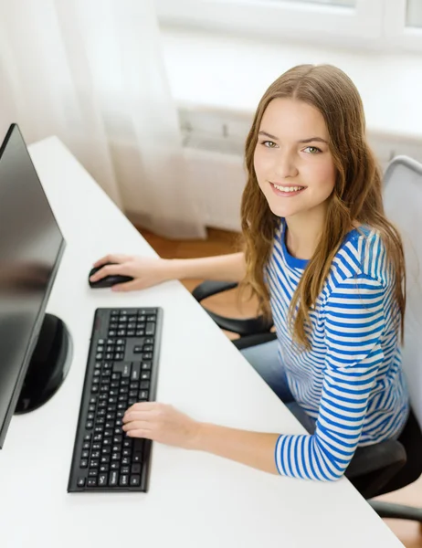 Мечтающая девочка-подросток с компьютером дома — стоковое фото