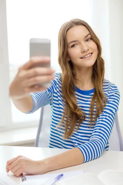 Menina estudante sorridente com smartphone e livros — Fotografia de Stock