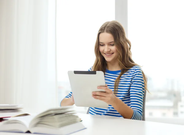 タブレット pc と本を持つ学生少女の笑顔 — ストック写真