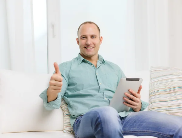 Homme souriant travaillant avec tablette pc à la maison — Photo