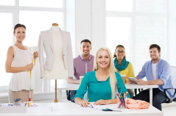 Ofiste çalışan gülümseyen moda tasarımcıları — Stok fotoğraf