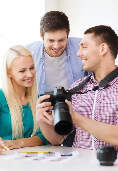 Uśmiechający się zespół z aparat fotograficzny, praca w biurze — Zdjęcie stockowe