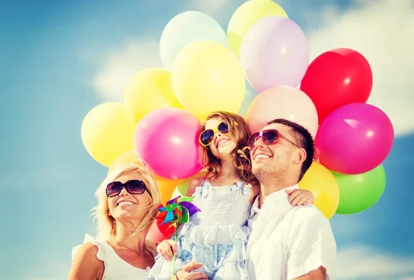 Familie mit bunten Luftballons lizenzfreie Stockbilder