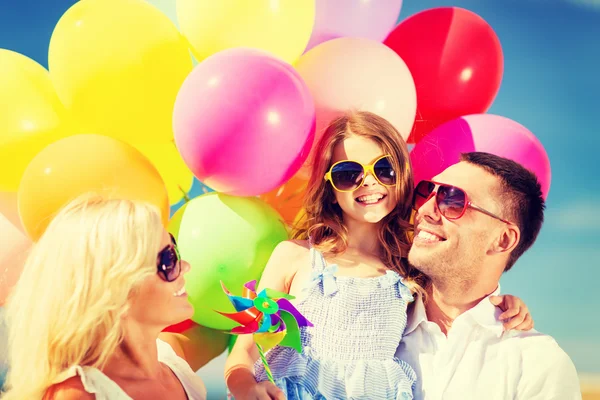 Familia con globos de colores Imágenes De Stock Sin Royalties Gratis