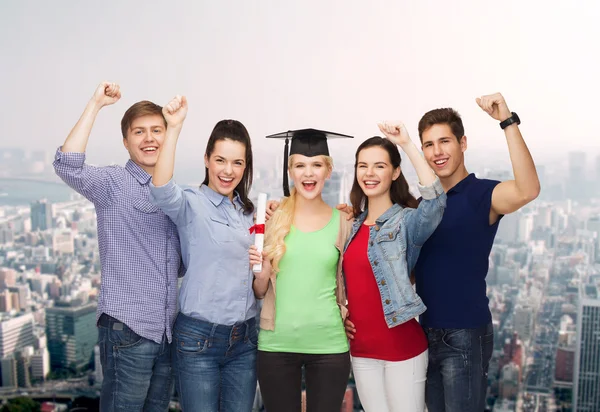 Grup de studenți zâmbitori în picioare cu diplomă — Fotografie, imagine de stoc