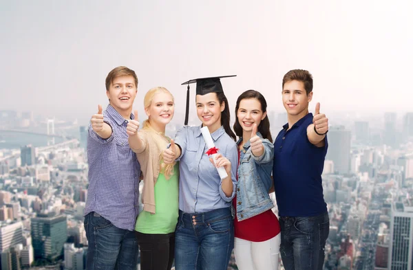 Grupo de estudantes com diploma mostrando polegares para cima — Fotografia de Stock