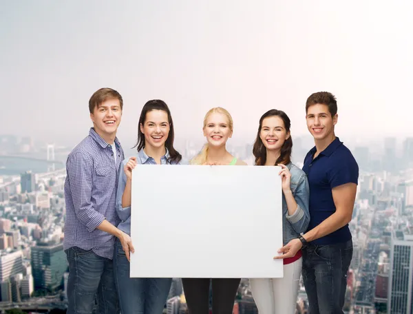 Groep staande studenten met leeg wit bord — Stockfoto