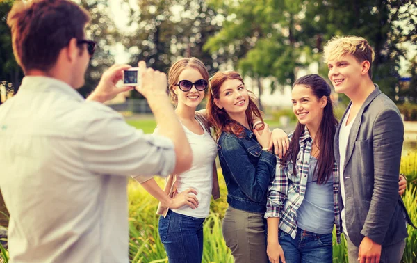 Adolescentes tirando foto com câmera digital fora — Fotografia de Stock