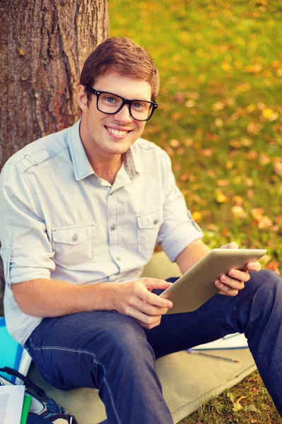 Улыбающийся мужчина в очках с планшетным ПК — стоковое фото