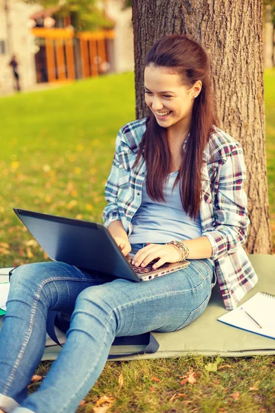 Adolescente sorridente com laptop — Fotografia de Stock