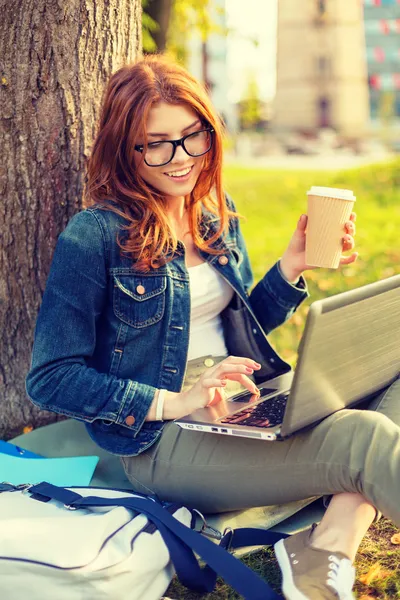 Teenager in Brille mit Laptop und Kaffee — Stockfoto