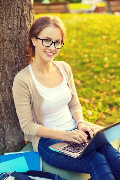 Uśmiechający się nastolatek okulary z laptopa — Zdjęcie stockowe
