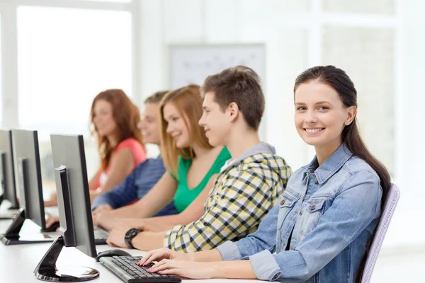 女学生与同学在电脑课 — 图库照片