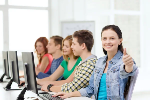 コンピューターの授業でクラスメートと女子学生 — ストック写真