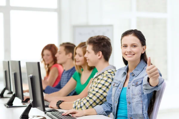 Studente donna con compagni di classe in classe di computer — Foto Stock