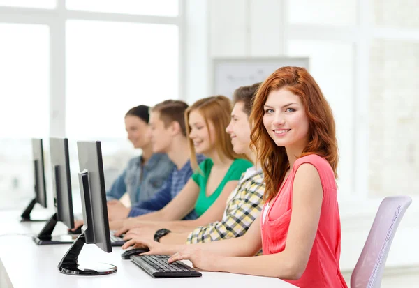 Estudante do sexo feminino com colegas de classe em aula de informática — Fotografia de Stock