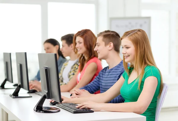 Studente donna con compagni di classe in classe di computer — Foto Stock