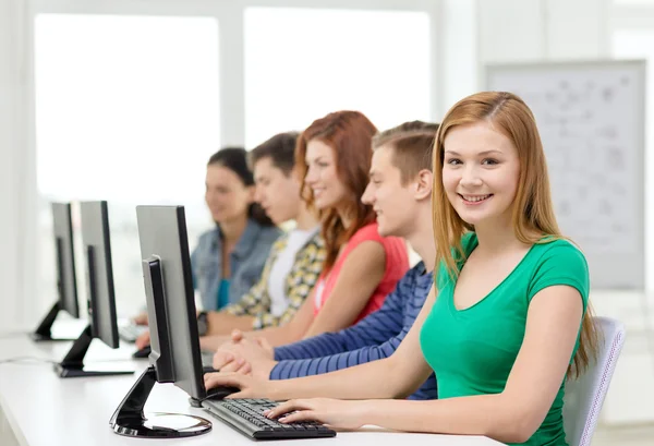 Estudante do sexo feminino com colegas de classe em aula de informática — Fotografia de Stock