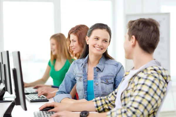 Estudantes sorridentes em aula de informática na escola — Fotografia de Stock