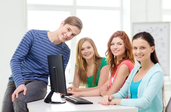 Gruppe lächelnder Studenten diskutiert — Stockfoto