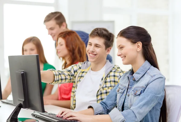 Vrouwelijke student met klasgenoten in computer klasse — Stockfoto