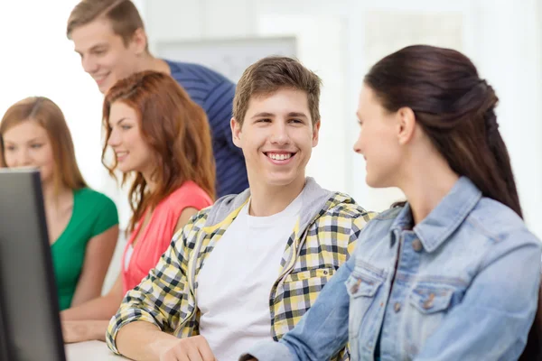 Estudantes sorridentes em aula de informática na escola — Fotografia de Stock