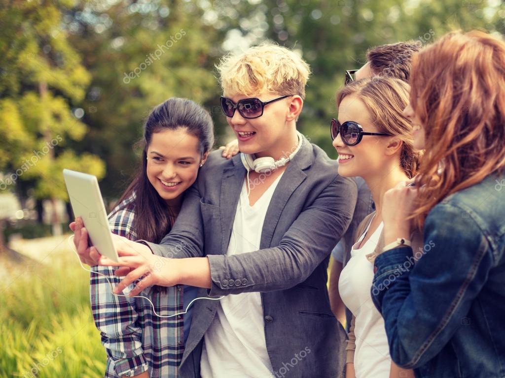 Jugendliche Fotografieren Draussen Mit Tablet Pc Stockfoto C Syda Productions