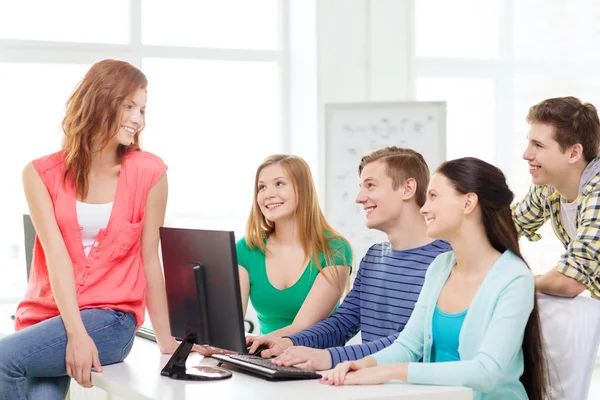 Grupo de estudantes sorrindo tendo discussão — Fotografia de Stock