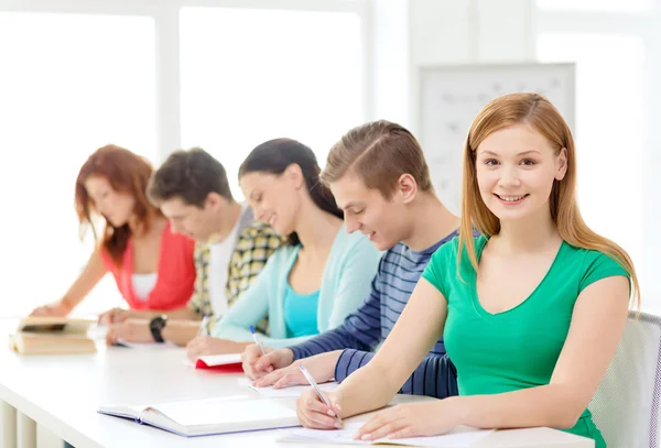 Studenten met handboeken en boeken op school — Stockfoto