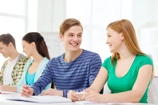 Studenti con libri di testo e libri a scuola — Foto Stock