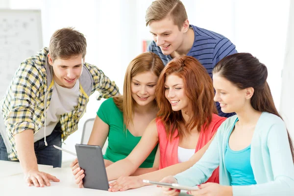 Uśmiechający się studentów z komputera typu tablet w szkole — Zdjęcie stockowe