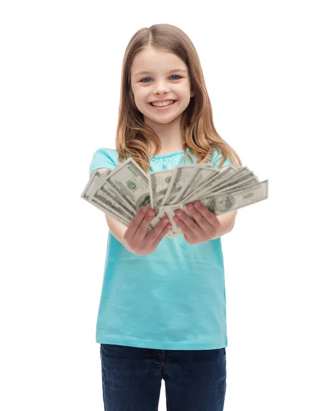 Sorrindo menina dando dinheiro em dinheiro dólar — Fotografia de Stock