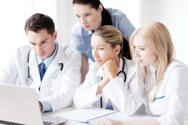 Gruppe von Ärzten schaut auf Tablet-PC — Stockfoto