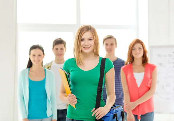 Étudiants souriants avec adolescente devant — Photo