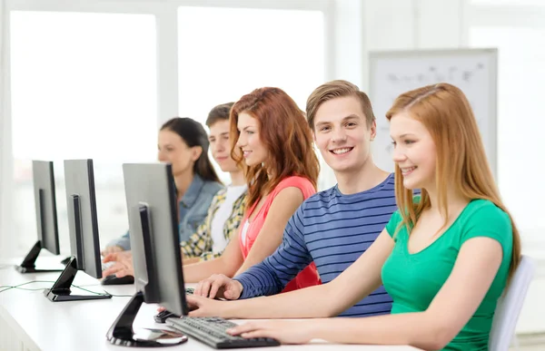 Usmíval se student s počítačem studium ve škole — Stock fotografie