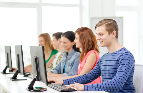 Studente maschio con compagni di classe in classe di computer — Foto Stock