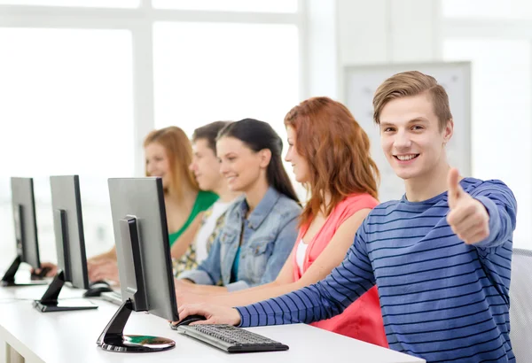 Étudiant masculin avec ses camarades de classe en classe d'informatique — Photo