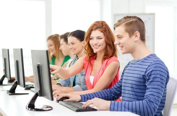 Studente donna con compagni di classe in classe di computer — Foto Stock