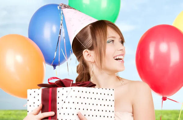 Chica de fiesta con globos y caja de regalo — Foto de Stock