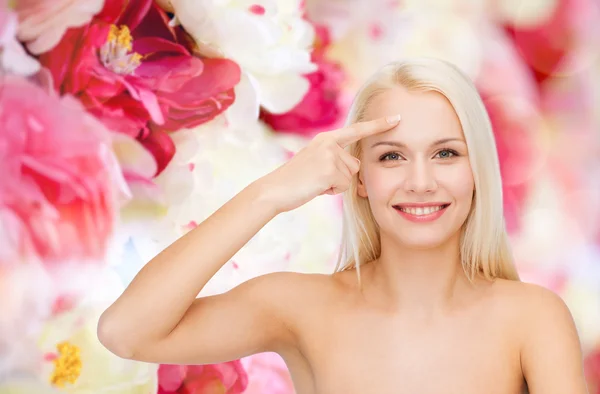 Mooie vrouw aanraken haar voorhoofd — Stockfoto